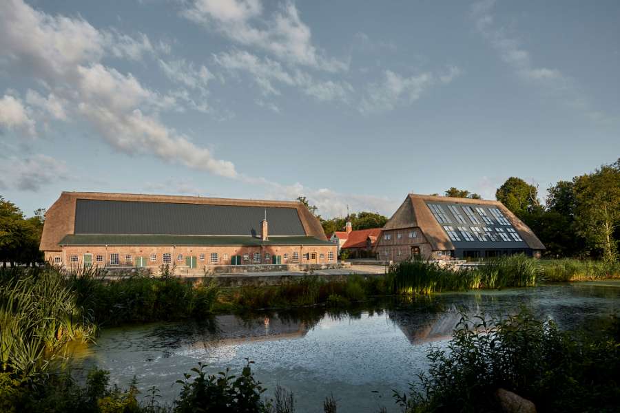 Vergangenheit und Zukunft vereint mit Stahlprofilen, Gut Damp in 24351 Damp